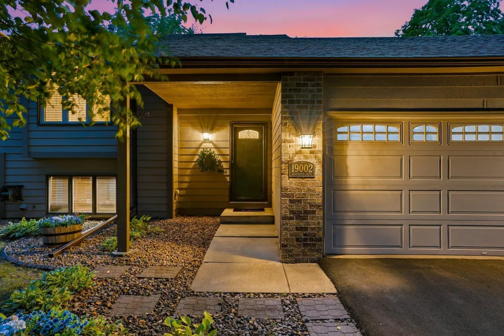19002 Barrington Drive Eden Prairie, MN 55346