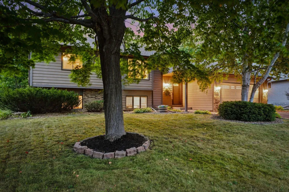 19002 Barrington Drive Eden Prairie, MN 55346