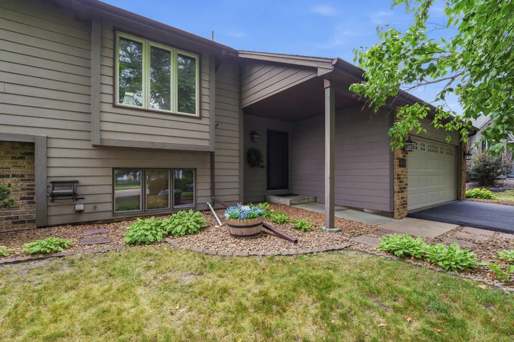 19002 Barrington Drive Eden Prairie, MN 55346