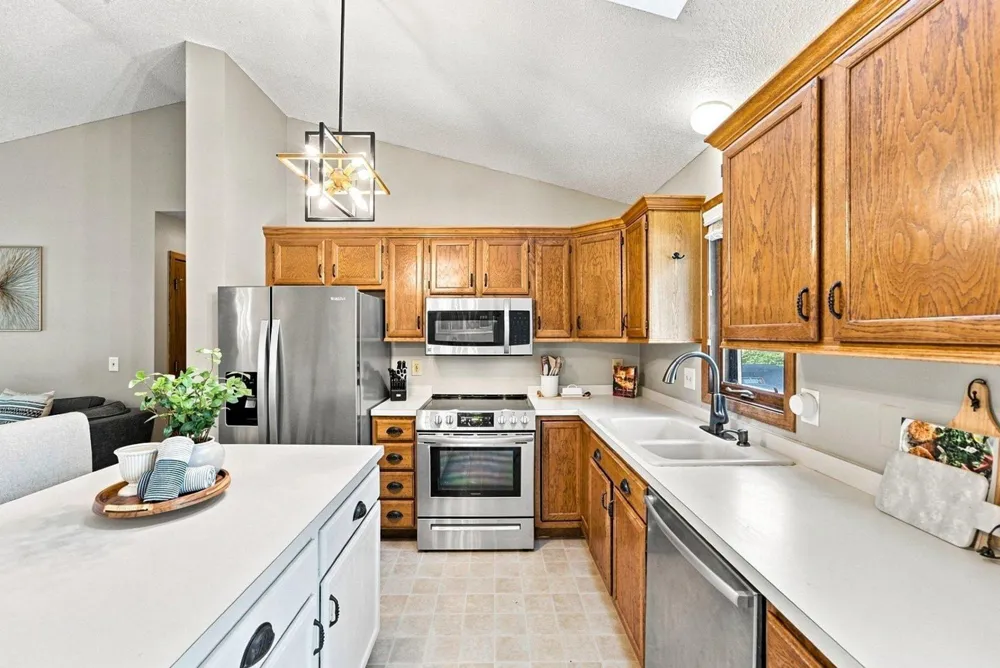 19002 Barrington Drive Eden Prairie, MN 55346