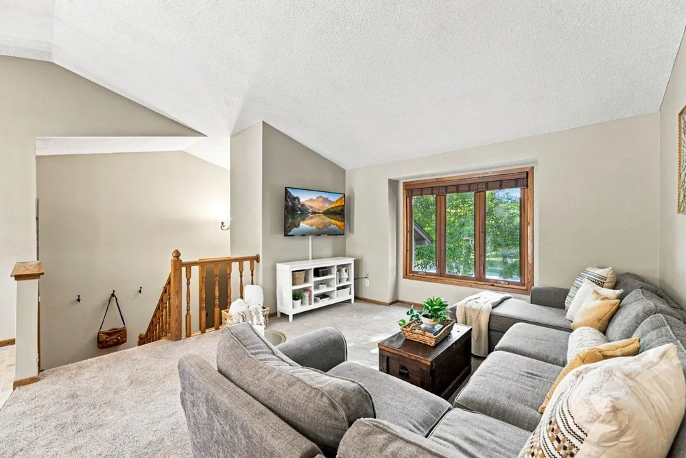 19002 Barrington Drive Eden Prairie, MN 55346
