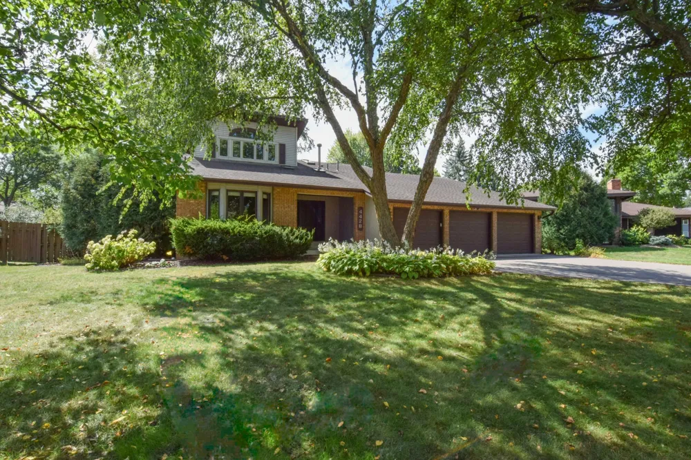 4428 Pleasant Drive Arden Hills, MN 55112