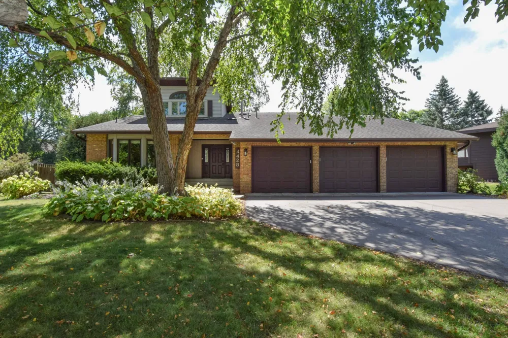 4428 Pleasant Drive Arden Hills, MN 55112
