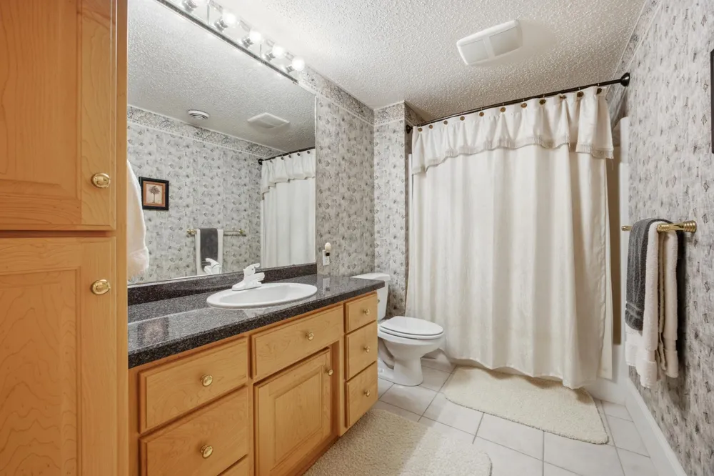 4233 Timberline Drive S Fargo, ND 58104