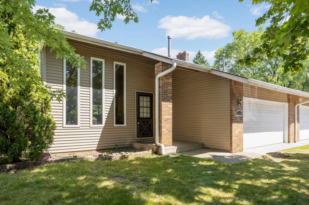 2704 Rolling Oaks Road Burnsville, MN 55337