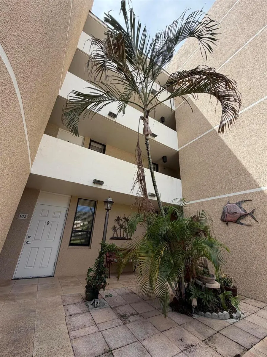 3452 NE Causeway Boulevard #102 Hutchinson Island, FL 34957