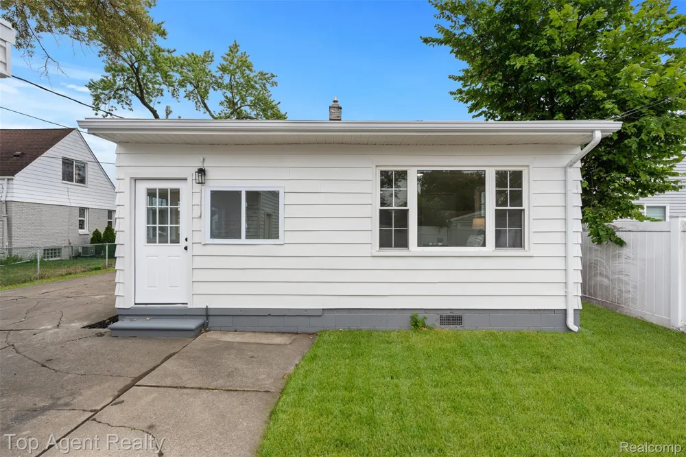3323 Gardner Avenue Berkley City, MI 48072