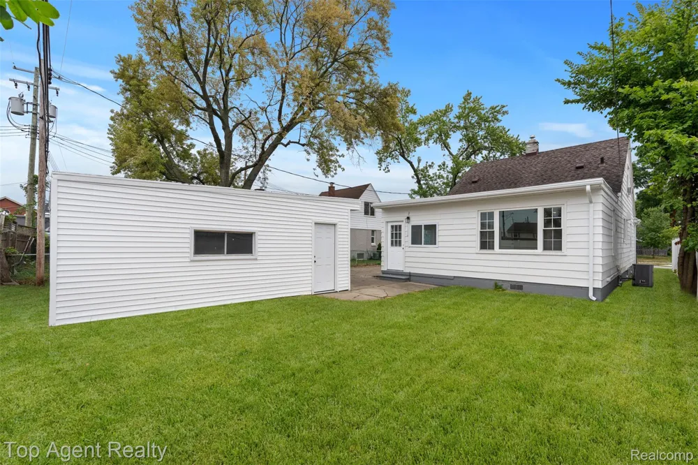 3323 Gardner Avenue Berkley City, MI 48072