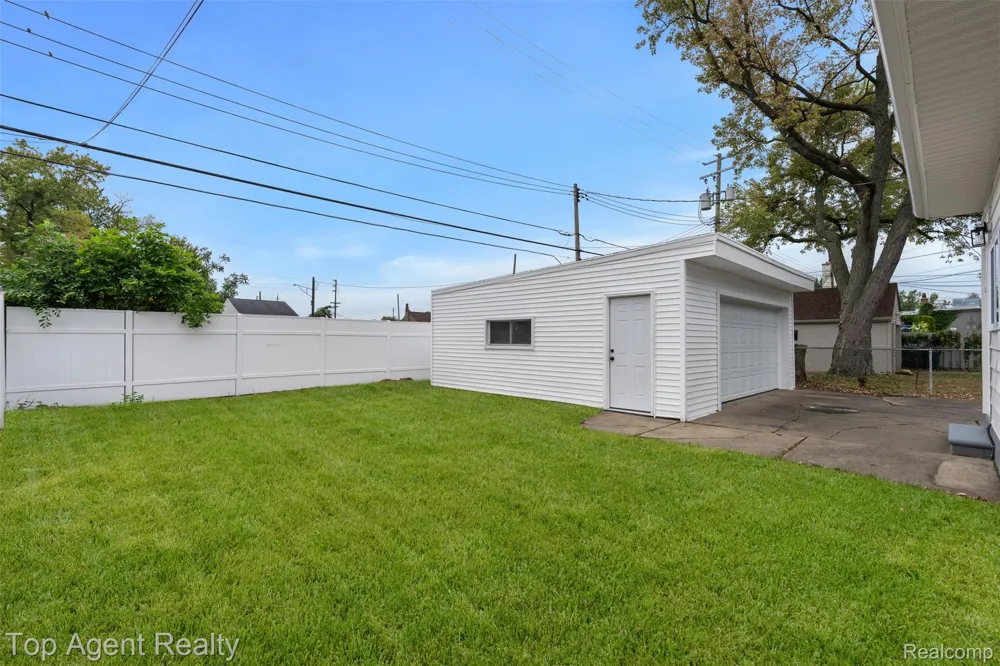 3323 Gardner Avenue Berkley City, MI 48072