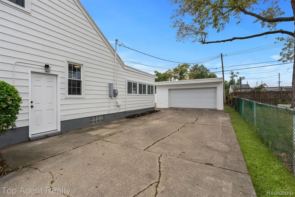 3323 Gardner Avenue Berkley City, MI 48072