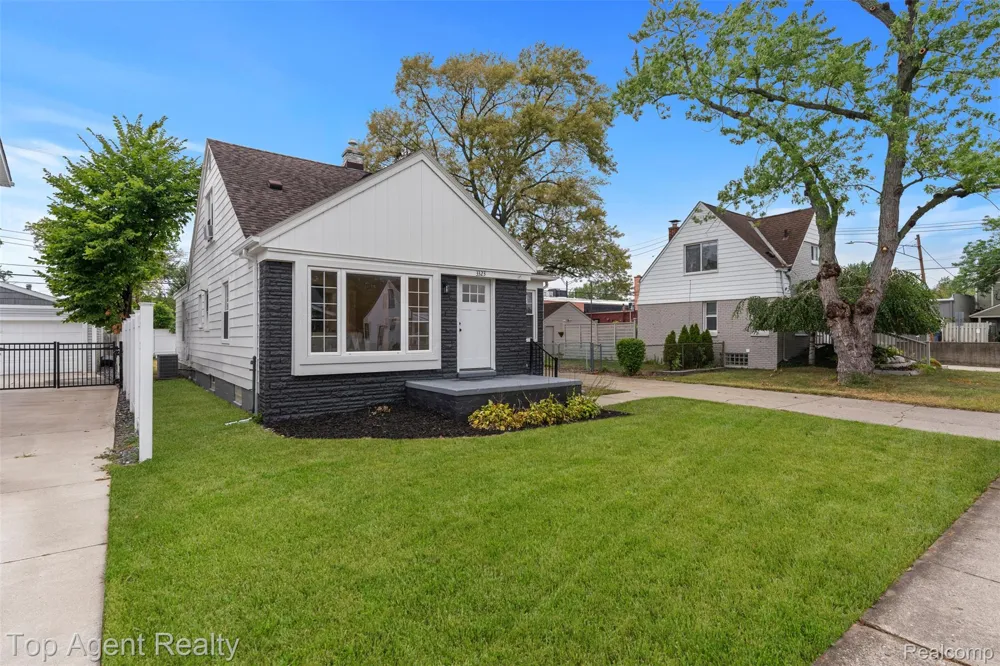 3323 Gardner Avenue Berkley City, MI 48072