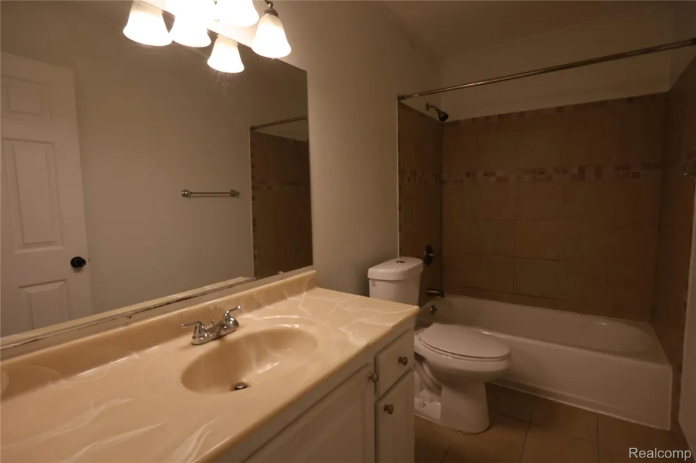 924 CHESTNUT HILL DRIVE #A Auburn Hills City, MI 48326
