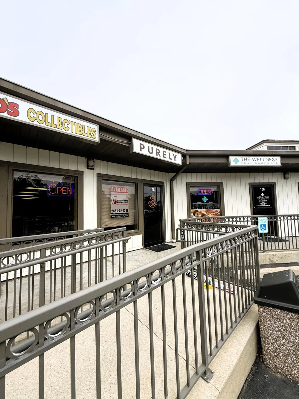 2141 Cass Lake Road #105 Keego Harbor City, MI 48320