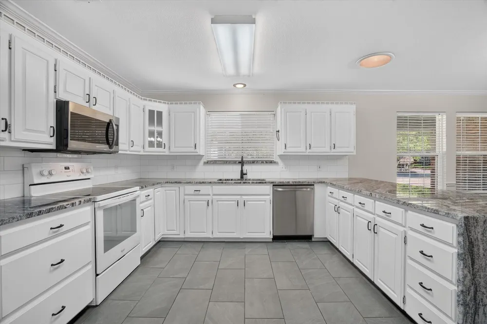 215 Mistletoe Lane Keene, TX 76059