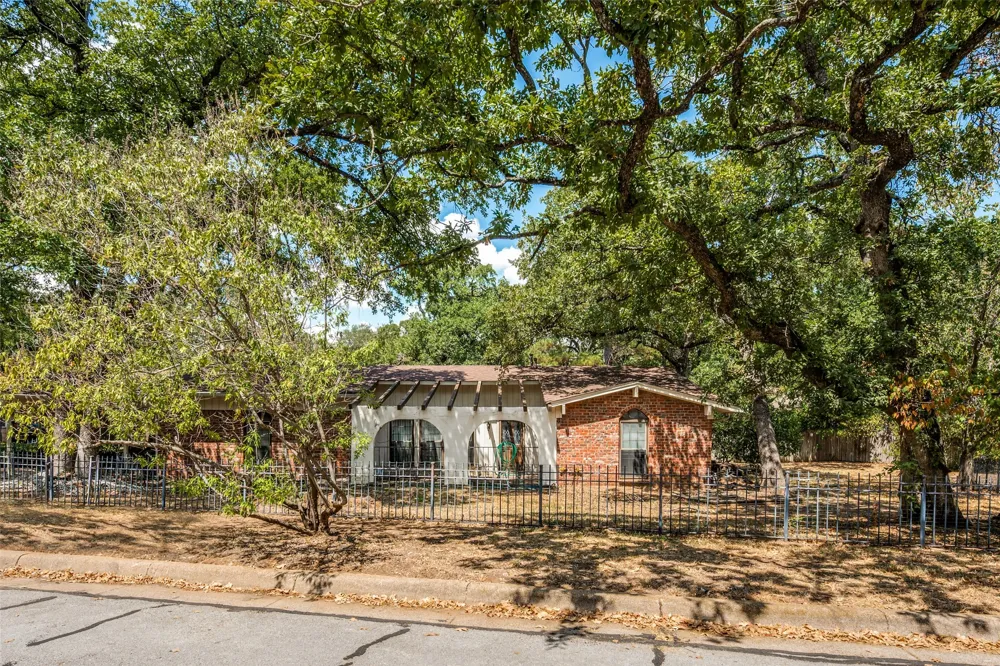 2817 Buffalo Court Arlington, TX 76013