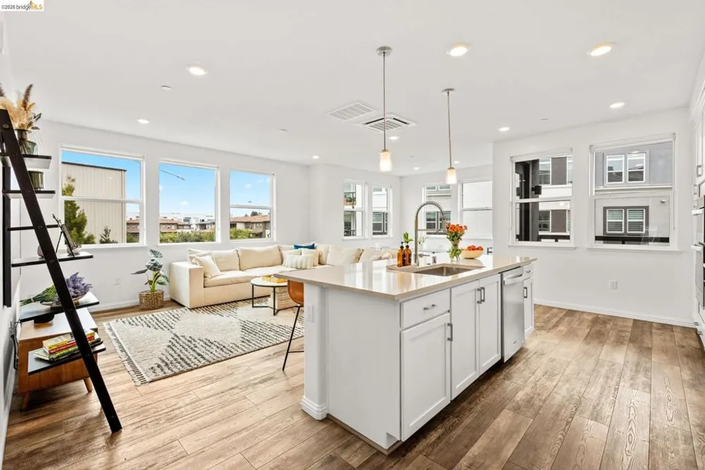 2875 Tradewind Dr Alameda, CA 94501