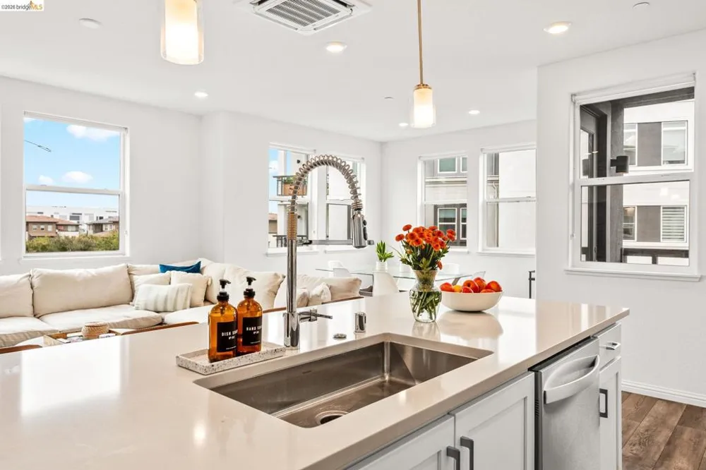 2875 Tradewind Dr Alameda, CA 94501