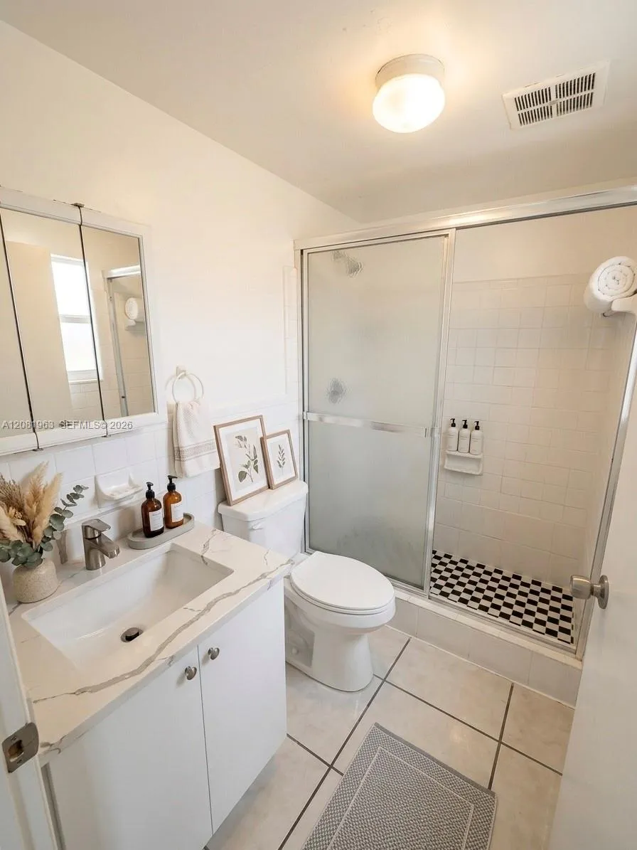 2725 W Okeechobee Rd #3 Hialeah, FL 33010