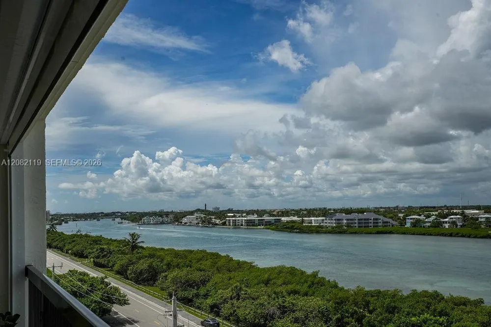 19670 Beach Rd #PHB4 Tequesta, FL 33469