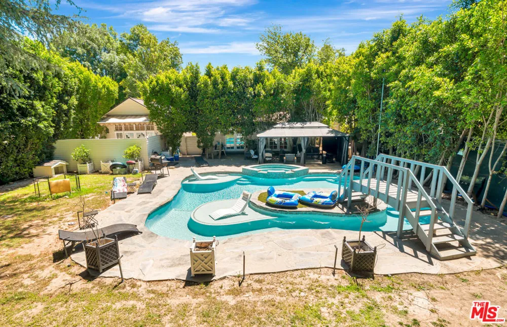 5923 Corbin Avenue Tarzana, CA 91356