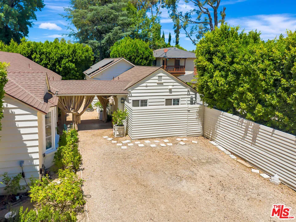 5923 Corbin Avenue Tarzana, CA 91356