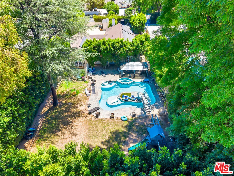 5923 Corbin Avenue Tarzana, CA 91356