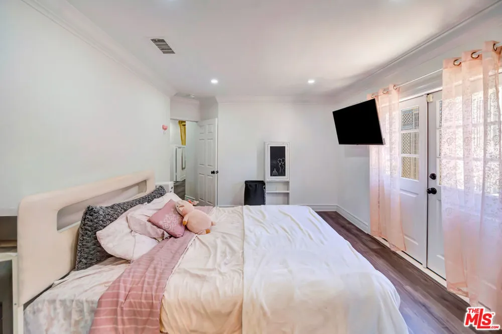 5923 Corbin Avenue Tarzana, CA 91356