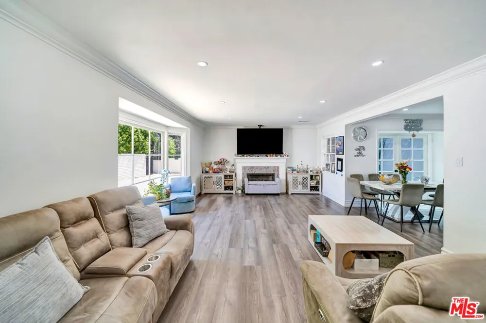5923 Corbin Avenue Tarzana, CA 91356