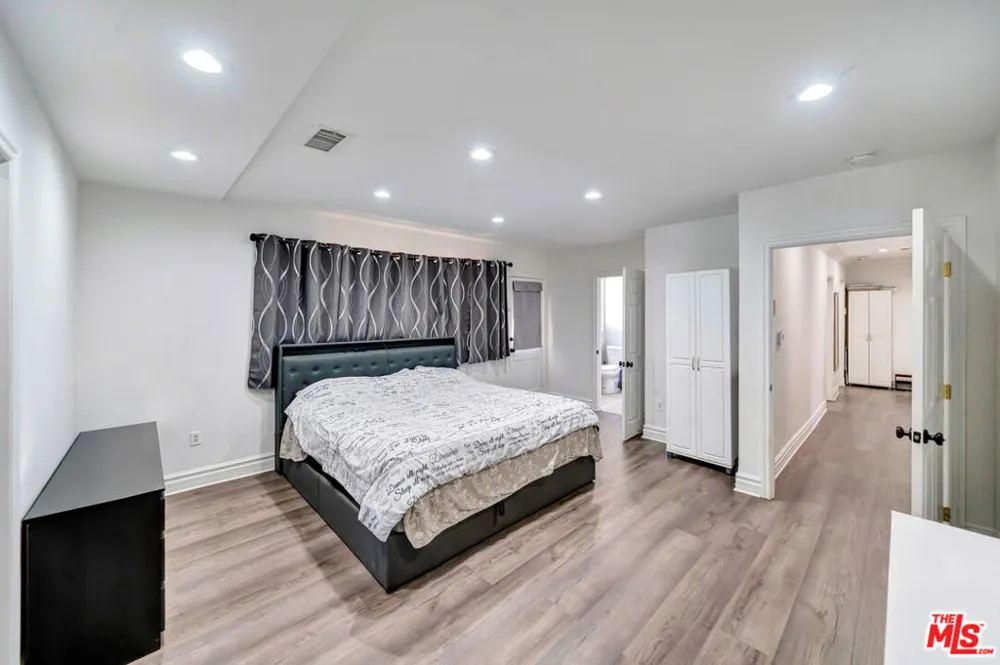 5923 Corbin Avenue Tarzana, CA 91356