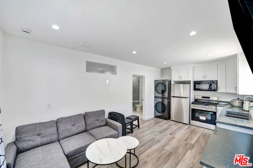 5923 Corbin Avenue Tarzana, CA 91356