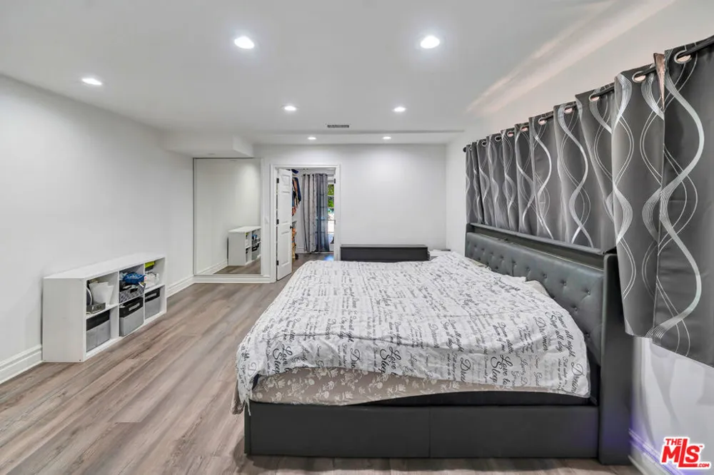 5923 Corbin Avenue Tarzana, CA 91356