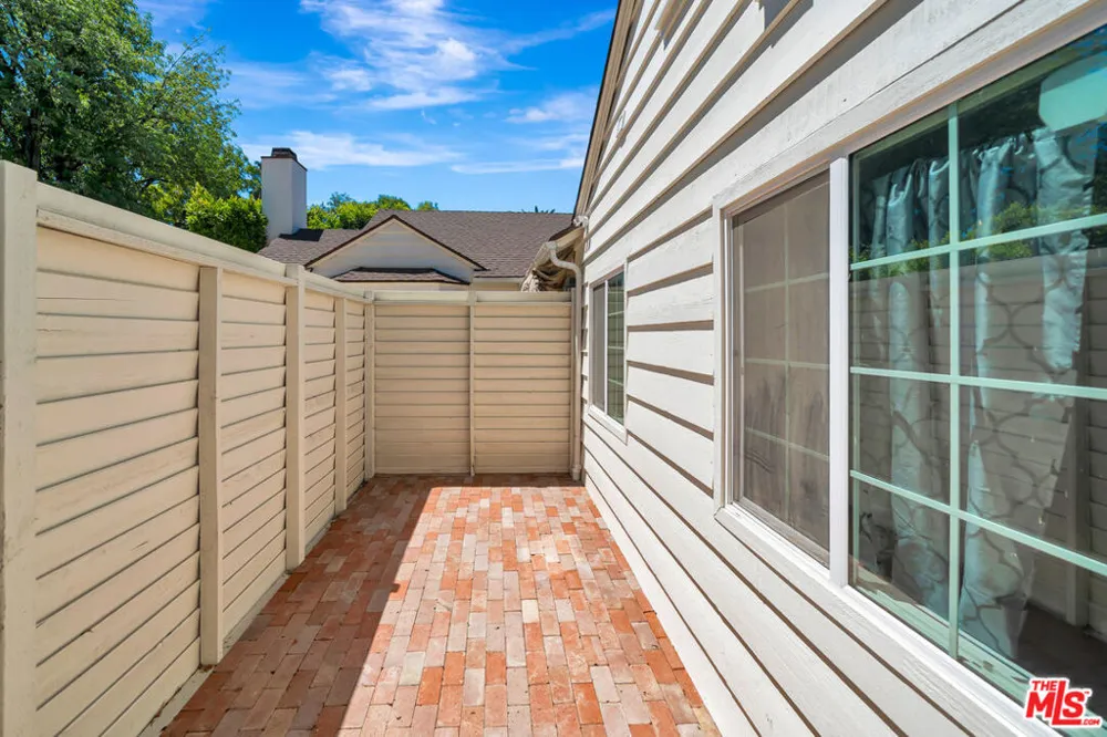 5923 Corbin Avenue Tarzana, CA 91356