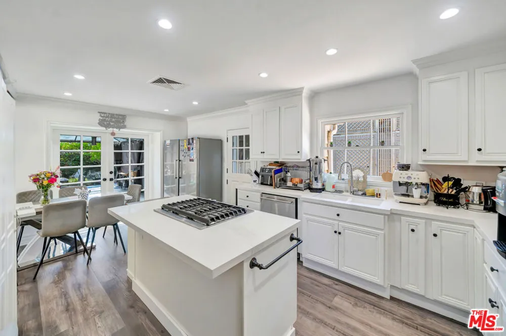 5923 Corbin Avenue Tarzana, CA 91356