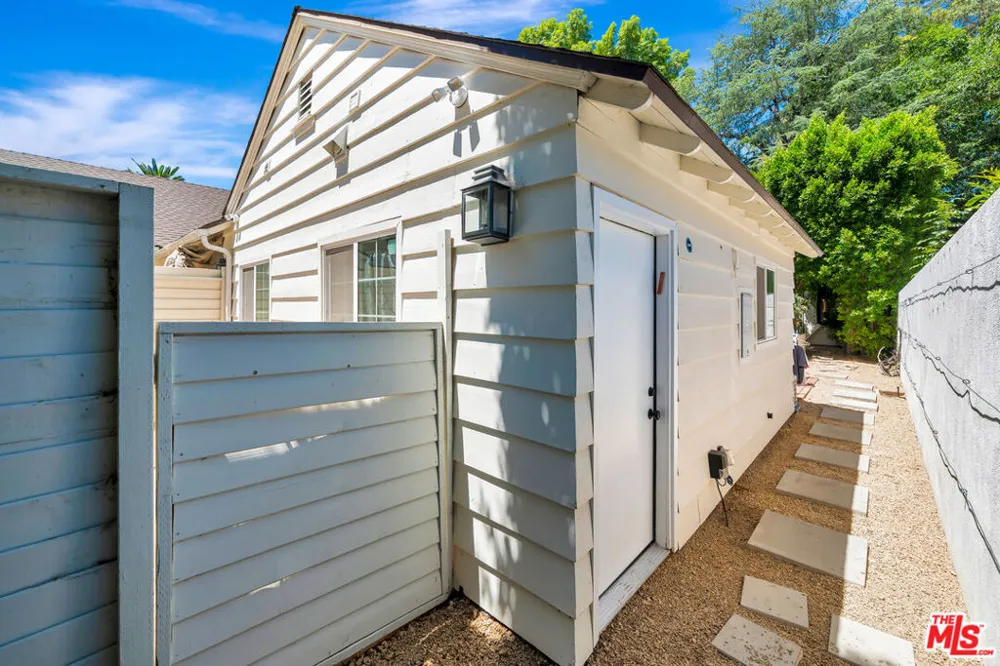 5923 Corbin Avenue Tarzana, CA 91356