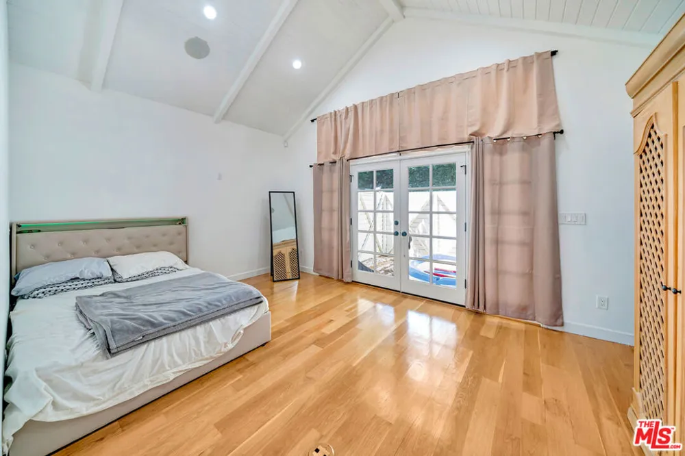 5923 Corbin Avenue Tarzana, CA 91356
