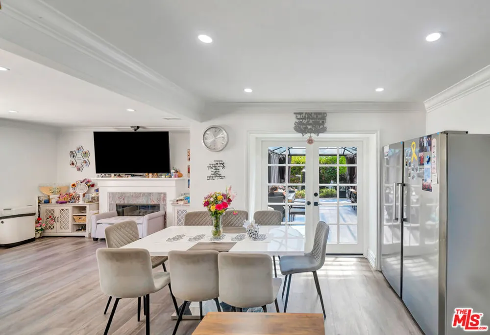 5923 Corbin Avenue Tarzana, CA 91356