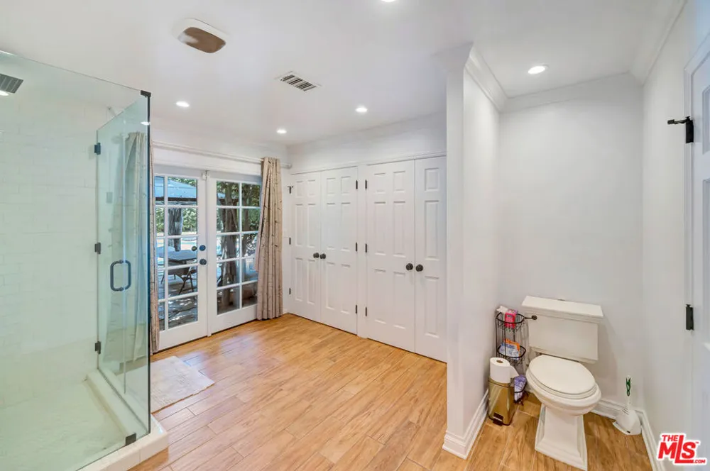 5923 Corbin Avenue Tarzana, CA 91356