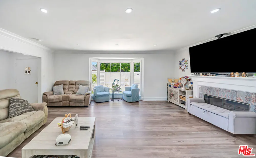 5923 Corbin Avenue Tarzana, CA 91356