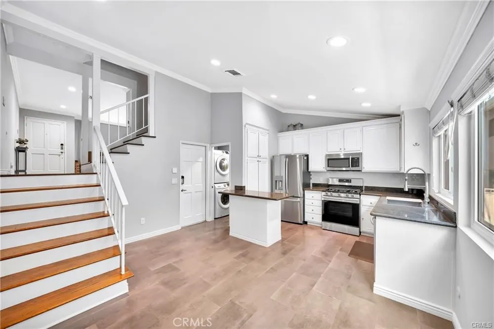 18631 Collins #10 Tarzana, CA 91356