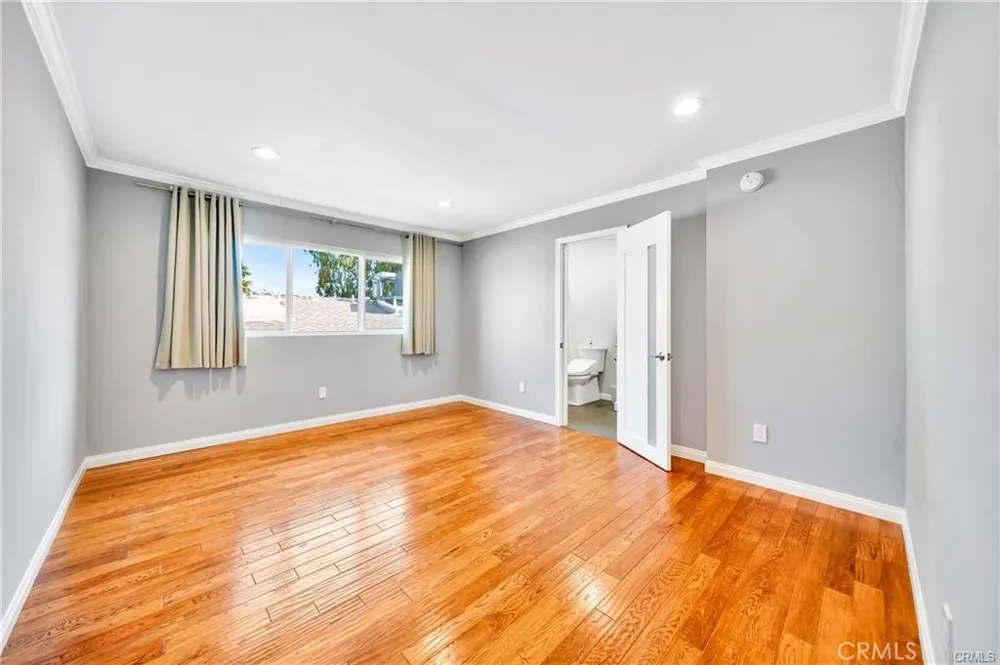 18631 Collins #10 Tarzana, CA 91356