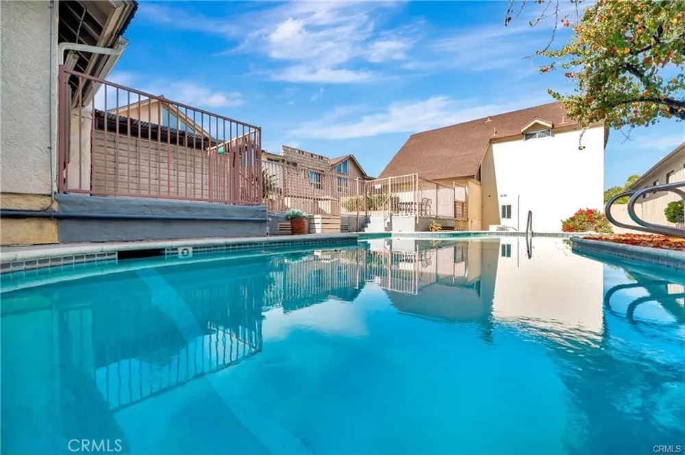 18631 Collins #10 Tarzana, CA 91356
