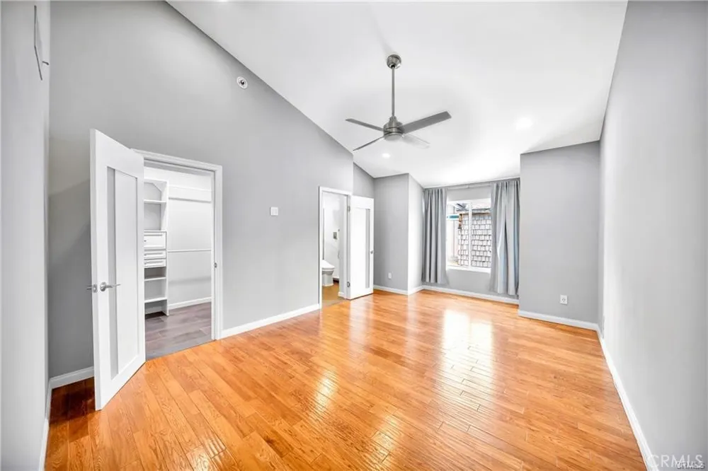 18631 Collins #10 Tarzana, CA 91356