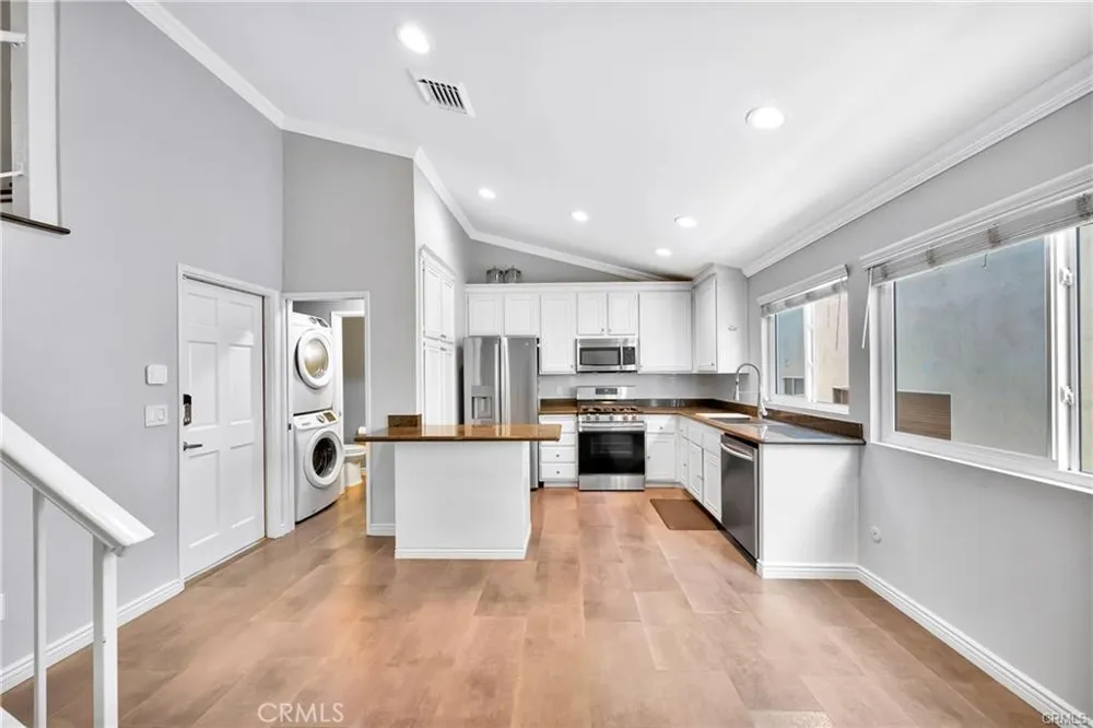 18631 Collins #10 Tarzana, CA 91356