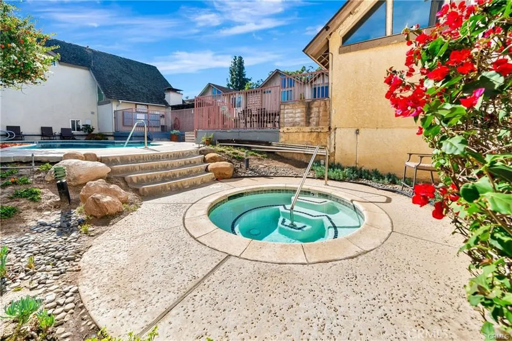 18631 Collins #10 Tarzana, CA 91356