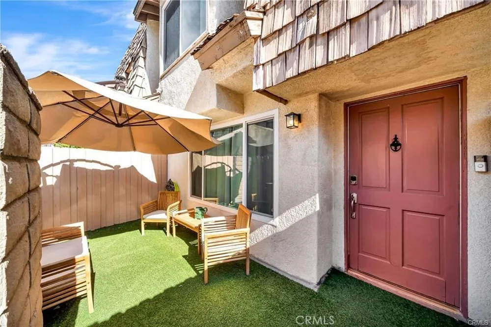 18631 Collins #10 Tarzana, CA 91356