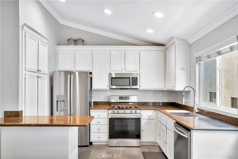 18631 Collins #10 Tarzana, CA 91356