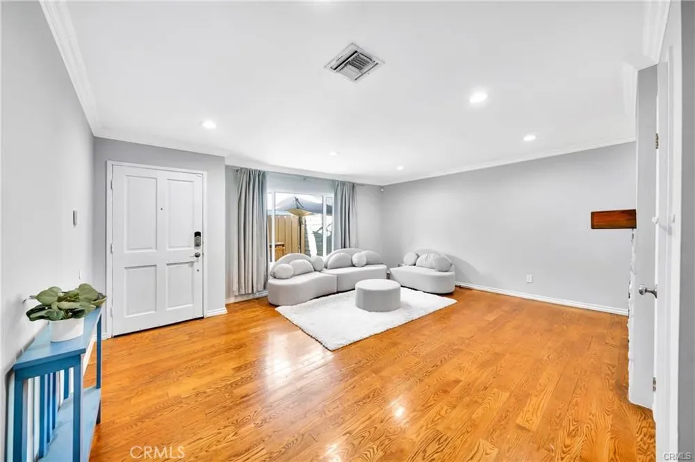 18631 Collins #10 Tarzana, CA 91356