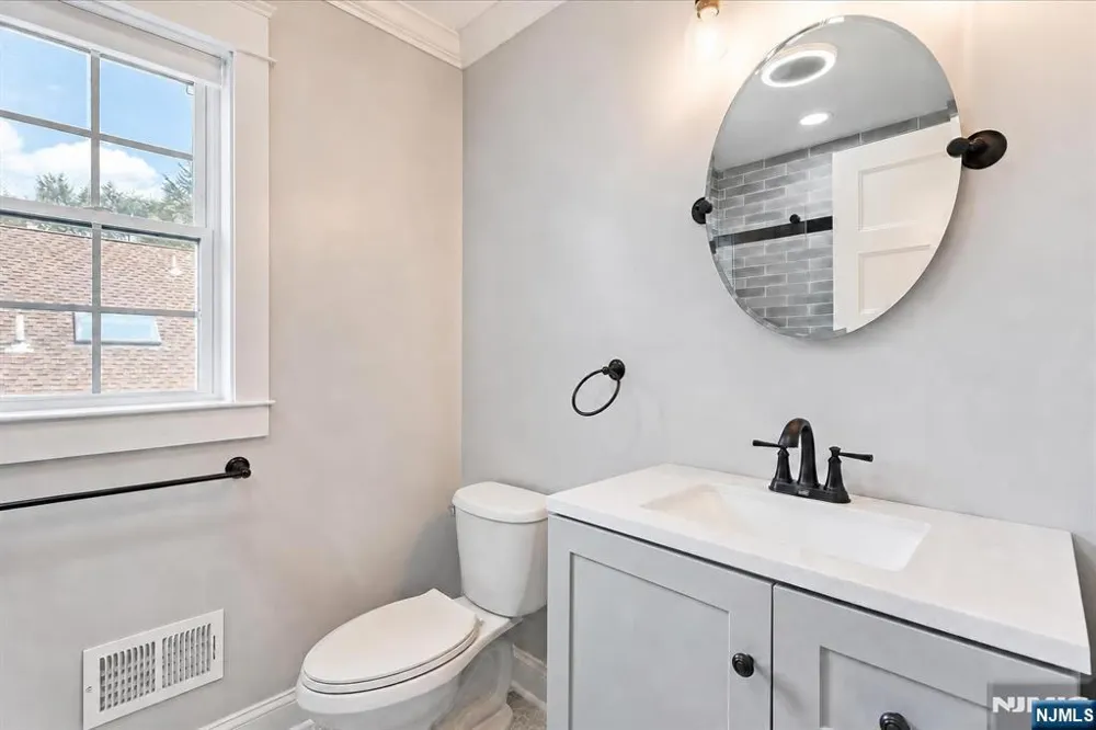 1074 Colfax Avenue Pompton Lakes, NJ 07442