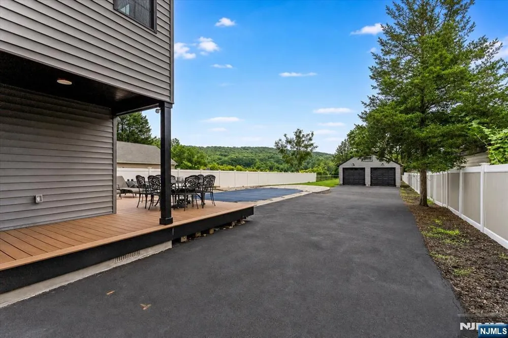 1074 Colfax Avenue Pompton Lakes, NJ 07442