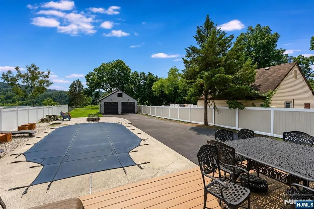 1074 Colfax Avenue Pompton Lakes, NJ 07442